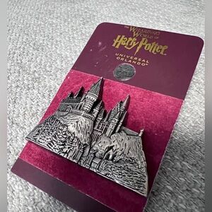 Universal collectible pin Hogwarts Castle Souvenir Pin silver tone metal